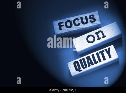 Konzentrieren Sie sich auf hochwertige Wörter von auf Holzblöcke. Ehrlichkeit im Geschäftskonzept. Stockfoto