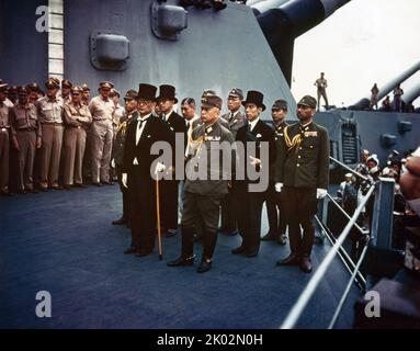 Kapitulation Japans, Tokyo Bay, 2. September 1945: Vertreter des japanischen Imperium an Bord der USS Missouri während der Kapitulationszeremonien. Vorne stehen: Außenminister Mamoru Shigemitsu und General Yoshijiro Umezu, Chef des Generalstabs der Armee.&#13;&#10;hinter ihnen sind die mittlere Reihe, links nach rechts: Generalmajor Yatsuji Nagai, Armee; Katsuo Okazaki, Außenministerium; Konteradmiral Tadatoshi Tomioka, Marine; Toshikazu Kase, Außenministerium und Generalleutnant Suyakazi, Miyichi Armee. Stockfoto