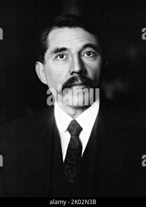 Marcel Cachin (20. September 1869 - 12. Februar 1958) war ein französischer kommunistischer Politiker und der erste Herausgeber der Tageszeitung L'Humanite. Im Jahr 1891 gewann Cachin 1914 die Wahl in die Abgeordnetenkammer der seine. Während des Ersten Weltkriegs sammelte er die Union heilig und wurde 1917 in einer Mission nach Russland entsandt. 1920 wurde Cachin auf dem Kongress von Tours einer der Gründer der Kommunistischen Partei Frankreichs (SFIC) und trat der Dritten Internationale bei. Stockfoto