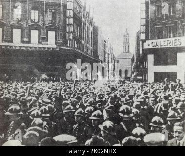 Demonstration der Volksfront in Paris. 1935. Im Juni 1934 unterzeichnete Leon Blums sozialistische französische Sektion der Workers' International einen Pakt der vereinten Aktion mit der Kommunistischen Partei Frankreichs Stockfoto