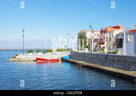 Die kleine Anlegestelle von Booten auf dem See von Lesina - Gargano - Apulien Stockfoto