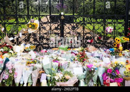 Blumen, die von der Öffentlichkeit an den Toren Norwich zum Sandringham House während der öffentlichen Trauer nach dem Tod der Königin hinterlassen wurden. Stockfoto