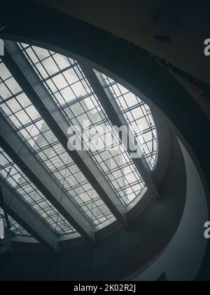 Eine senkrechte Aufnahme einer schönen, kreisförmigen Decke mit Glasdesign Stockfoto