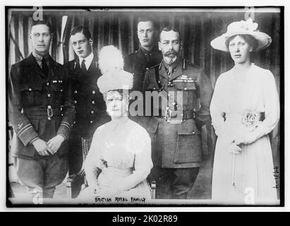 Mitglieder der britischen Königsfamilie, einschließlich: (Von links nach rechts) Albert (später George VI), George, Herzog von Kent; Königin Mary von Teck, Henry, Herzog von Gloucester; König George V, Prinzessin Mary. c. 1915 - 1920. Stockfoto