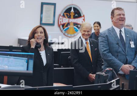 Houston Texas USA, September 9 2022: US-Vizepräsidentin KAMALA HARRIS besucht das Mission Control Center für die Internationale Raumstation (ISS) im Space Center Houston und spricht per Funkverbindung mit den drei US-Astronauten auf der ISS. Rechts sind der NASA-Administrator BILL NELSON und Flight Director MIKE LAMMERS zu sehen. Kredit: Bob Daemmrich/Alamy Live Nachrichten Stockfoto