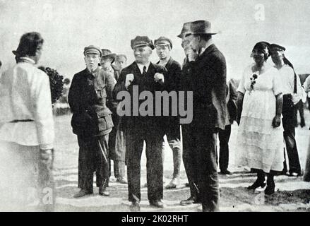 Wladimir Lenin mit Delegierten des zweiten Kongresses der Komintern auf dem Platz der Opfer der Revolution (Feld des Mars). 1920, Juli 19. Petrograd. Fotograf - P. S. Schukov Stockfoto