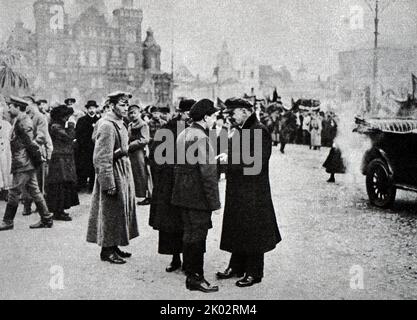 Wladimir Lenin auf dem Roten Platz während einer Demonstration am 1. Mai. Gespräche mit dem Sekretär der Moskauer Kommission (Bolschewiki) Sagorski W. M. 1919, Mai 1. Moskau. Original. Fotograf - Savelyev A. I. Stockfoto