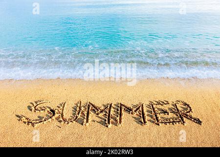 Das Wort 'Summer' im Sand geschrieben Stockfoto