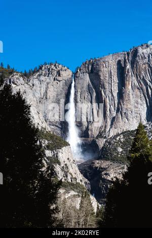 Der vertikale Blick auf Yosemite fällt an einem sonnigen Tag unter den blauen Himmel Stockfoto