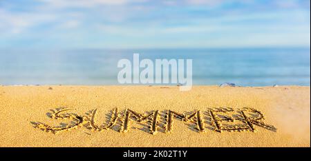 Das Wort 'Summer' im Sand geschrieben Stockfoto