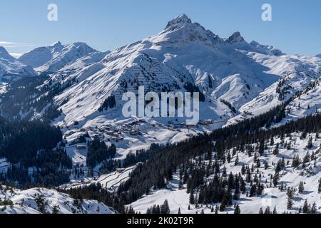 Warth am Arlberg mit dem Warther Horn Stockfoto