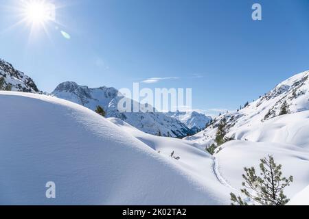 Schneeschuhwanderung am Arlberg, Spiren im Schnee Stockfoto