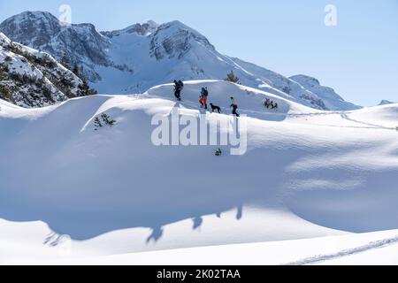 Schneeschuhwanderer am Arlberg Stockfoto