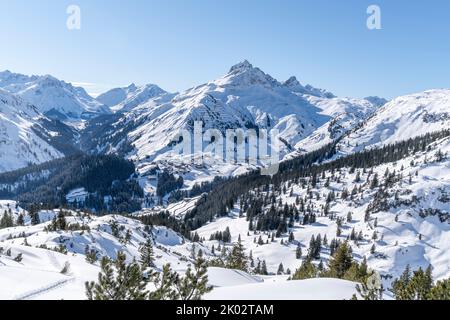 Warth am Arlberg mit dem Warther Horn Stockfoto