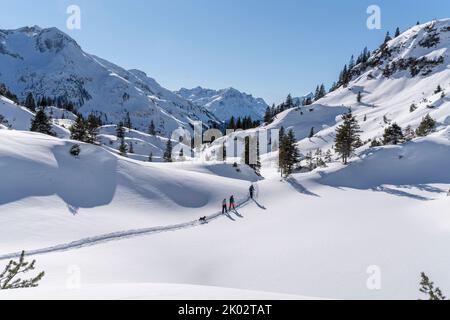 Schneeschuhwanderer am Arlberg Stockfoto