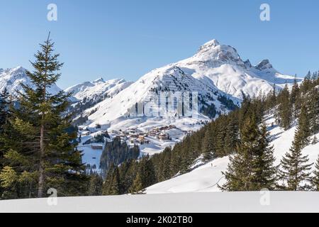 Warth am Arlberg mit dem Warther Horn Stockfoto