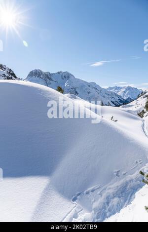 Schneeschuhwanderung am Arlberg, Spiren im Schnee Stockfoto