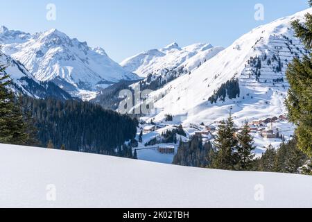 Warth am Arlberg mit dem Warther Horn Stockfoto