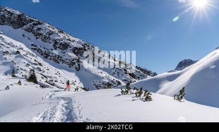 Schneeschuhwandern am Arlberg Stockfoto