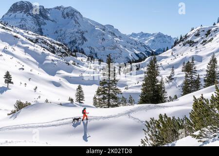 Schneeschuhwandern am Arlberg Stockfoto