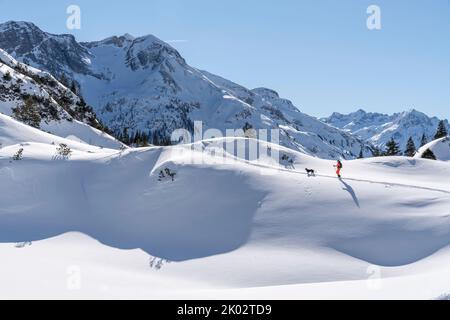 Schneeschuhwandern am Arlberg Stockfoto