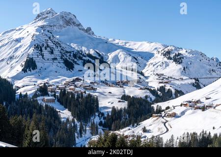 Warth am Arlberg mit dem Warther Horn Stockfoto