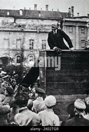 Wladimir Lenin hält eine Rede auf dem Swerdlov-Platz bei der Parade der Truppen, die zur polnischen Front aufmarschieren. Stockfoto