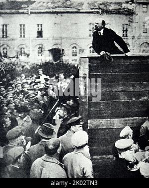 Wladimir Lenin hält eine Rede auf dem Swerdlov-Platz bei der Parade der Truppen, die zur polnischen Front aufmarschieren. Stockfoto