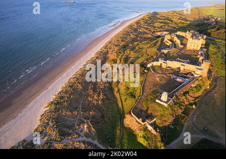 Bamburgh Castle, Northumberland, England, Drohnenbild Stockfoto