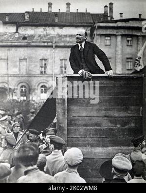 Wladimir Lenin hält eine Rede auf dem Swerdlov-Platz vor den Truppen, die zur polnischen Front aufmarschieren. Moskau, 5. Mai 1920. Foto von G. Goldstein. Stockfoto