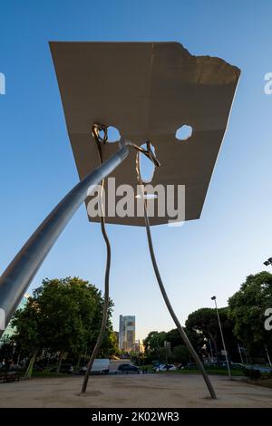 Skulptur von David und Goliath des Künstlers Antoni Llena im olympischen Hafen der Stadt Barcelona in Spanien Stockfoto