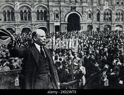 (Restauriert) Wladimir Lenin auf dem Roten Platz hält er eine Rede aus einem Auto an die allgemeinen militärischen Trainingstruppen. 1919, Mai 25. Moskau. Fotograf - K. A. Kuznetsov Stockfoto