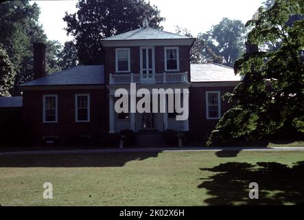 Prince George, VA. USA. 9/1993. Lower Brandon Plantation oder Brandon oder Brandon Plantation; und, ursprünglich als Martin's Brandon bekannt, liegt am Südufer des James River im heutigen Prince George County, Virginia. Die Plantage bleibt eine aktive Farm etwa ab 1607; und, deutlicher ab 1614. Brandon ist eines der am längsten laufenden landwirtschaftlichen Unternehmen in den Vereinigten Staaten. Erbaut in Backsteinvilla im Stil von Palladios 'Roman Country House', das im Jahr 1760s fertiggestellt wurde; und wurde vielleicht von Thomas Jefferson entworfen. Gegründet 1616 von Captain John Martin. Stockfoto