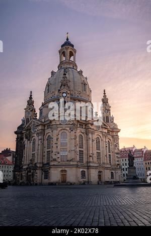 Deutschland, Sachsen, Dresden, Frauenkirche am Neumarkt Dresden, Frauenkirche am frühen Morgen mit brennendem Himmel im Hintergrund Stockfoto