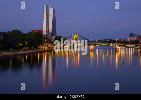 Deutschland, Hessen, Rhein-Main-Gebiet, Frankfurt am Main, Ostende, Main, Europäische Zentralbank, EZB, Flößerbrücke, Blick von der Ignatz-Bubis-Brücke zur Europäischen Zentralbank, Abendbeleuchtung, Langzeitbelichtung Stockfoto