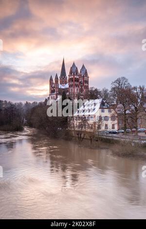 Deutschland, Hessen, Limburg an der Lahn, Limburger Dom, St. George's Cathedral, verschneite Domkirche der Limburger Diözese über dem Fluss Lahn am frühen Wintermorgen Stockfoto