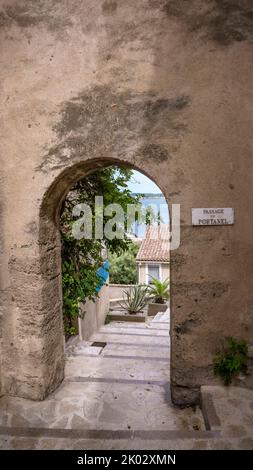 Passage de Portanel in Bages. Die Gemeinde liegt im Regionalen Naturpark Narbonnaise en Méditerranée. Stockfoto