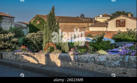 Häuser in Le Somail in der Nähe des Canal du Midi. Stockfoto