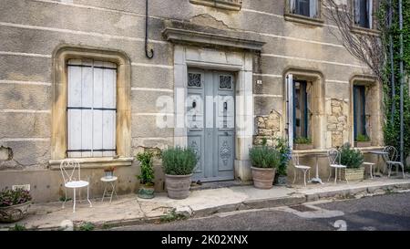 Hausfassade in Peyriac de Mer. Die Gemeinde liegt im Regionalen Naturpark Narbonnaise en Méditerranée. Stockfoto