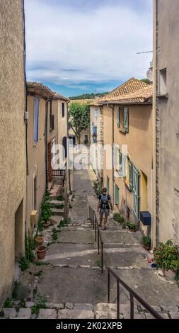 Treppen in Peyriac de Mer. Die Gemeinde liegt im Regionalen Naturpark Narbonnaise en Méditerranée. Stockfoto