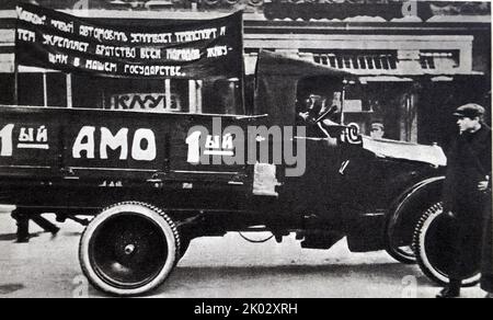 Der erste sowjetische AMO-Lastwagen, der am 7.. Jahrestag der Oktoberrevolution durch den Roten Platz fuhr. Moskau, 7. November 1924. Stockfoto