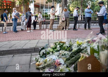 Hongkong, China. 09. September 2022. Nach dem Tod der ehemaligen Königin versammeln sich Trauernde vor dem britischen Generalkonsulat. Königin Elizabeth II., die am längsten amtierende Monarchin Großbritanniens, starb im Alter von 96 Jahren in Balmoral, nachdem sie 70 Jahre lang regierte. Kredit: SOPA Images Limited/Alamy Live Nachrichten Stockfoto