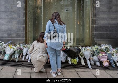 Hongkong, China. 09. September 2022. Trauernde legen Blumensträuße nach dem Tod der ehemaligen Königin vor dem britischen Generalkonsulat ab. Königin Elizabeth II., die am längsten amtierende Monarchin Großbritanniens, starb im Alter von 96 Jahren in Balmoral, nachdem sie 70 Jahre lang regierte. Kredit: SOPA Images Limited/Alamy Live Nachrichten Stockfoto