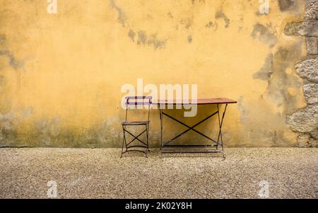 Stuhl und Tisch in Peyriac de Mer. Die Gemeinde liegt im Regionalen Naturpark Narbonnaise en Méditerranée. Stockfoto