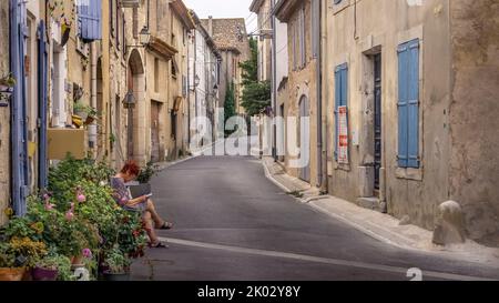 Rue de l'Etang in Peyriac de Mer. Die Gemeinde liegt im Regionalen Naturpark Narbonnaise en Méditerranée. Stockfoto