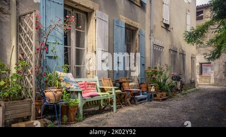 Dorfstraße in Peyriac de Mer. Die Gemeinde liegt im Regionalen Naturpark Narbonnaise en Méditerranée. Stockfoto