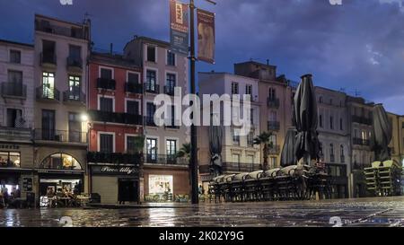 Place de l'Hôtel de Ville in Narbonne bei Regen. Stockfoto