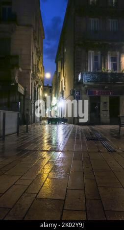 Cours de la République in Narbonne bei Regen. Stockfoto