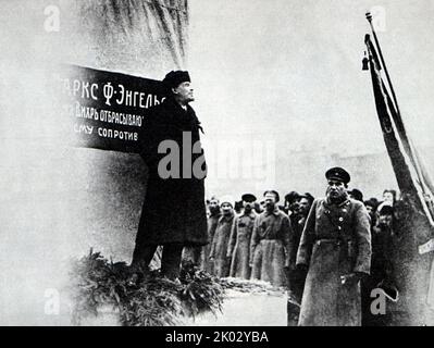 Wladimir Lenin hält eine Rede bei der Eröffnung eines temporären Denkmals für K. Marx und F. Engels auf dem Voskresenskaya-Platz (heute Revolutionsplatz). 1918, Moskau. Stockfoto