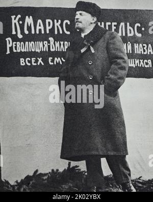 Wladimir Lenin hält eine Rede bei der Eröffnung eines temporären Denkmals für K. Marx und F. Engels auf dem Voskresenskaya-Platz (heute Revolutionsplatz). 1918, Moskau. Stockfoto